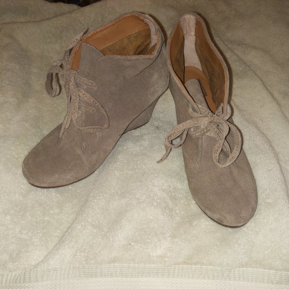 Dolce Vita women's faux suede wedge bootie sz 8
